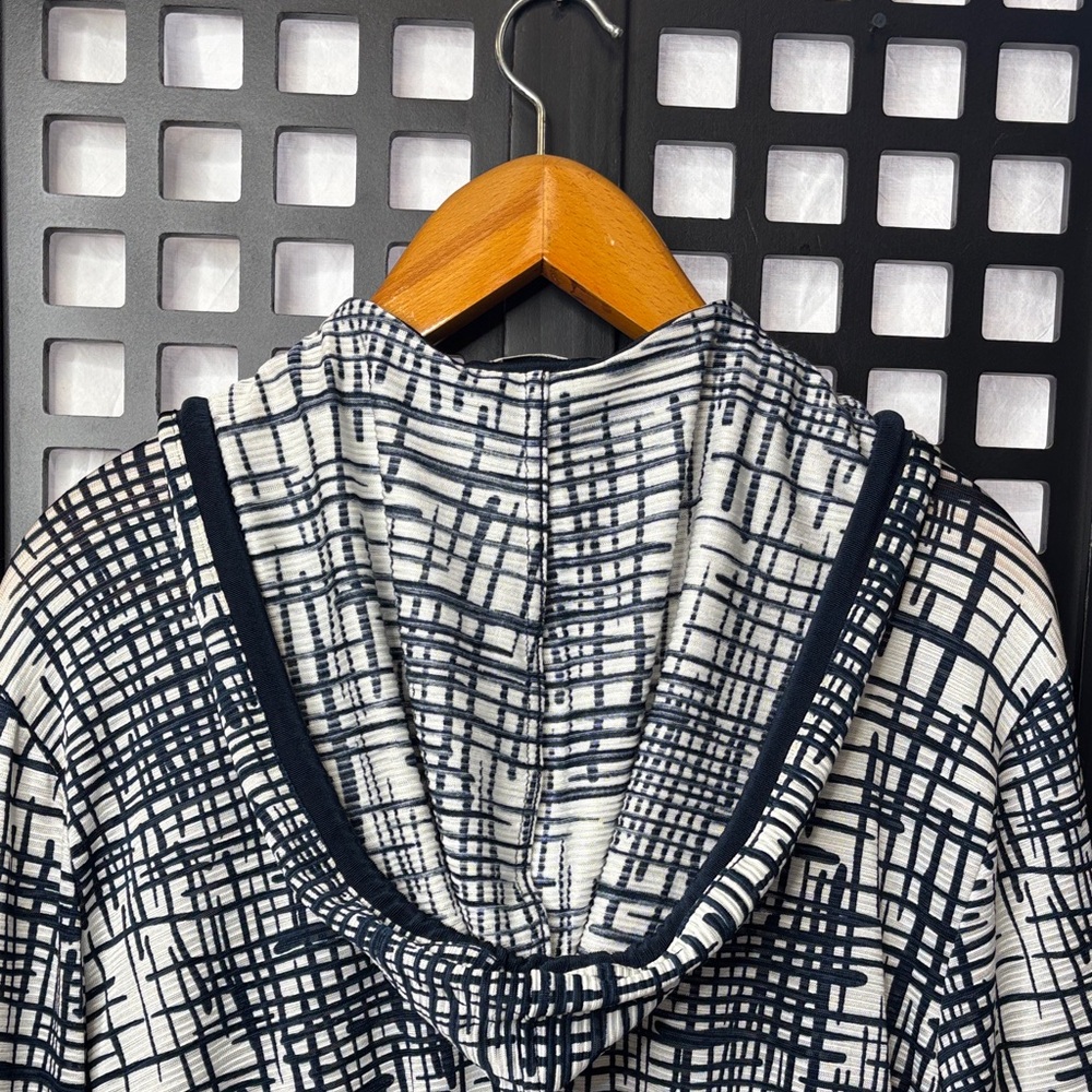💙 Chico’s Geometric Navy & White Zip Hoodie Jacket Stretch Women’s Size 3 💙 - Picture 9 of 13